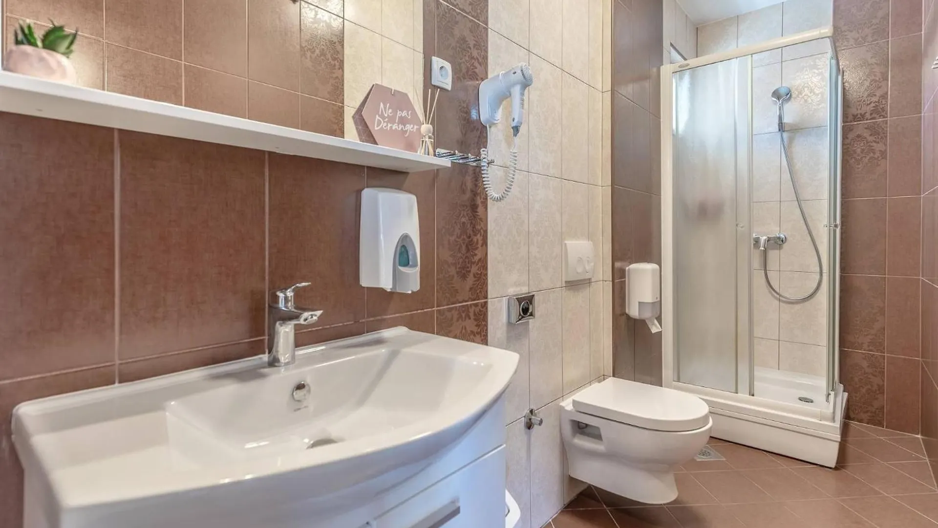 Paradiso, No 4 Vir Apartment